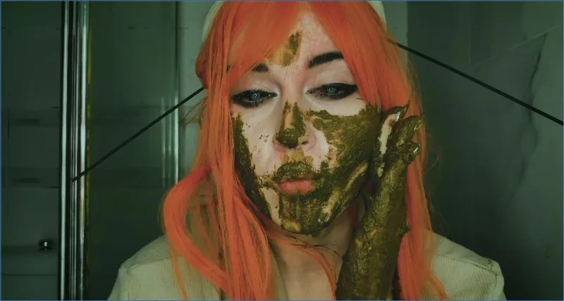 Sweet Betty Parlour leker smutsigt med bajs i fetischsolo - fetischvideo