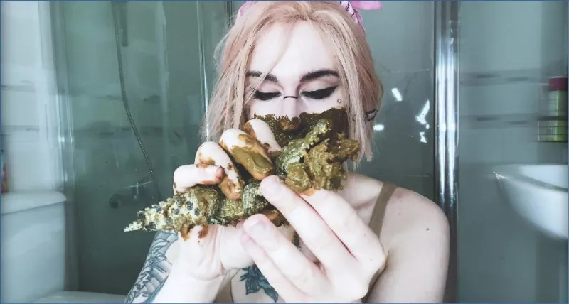 Sweet Betty Parlour leker galet med krokodilleksak och bajs - fetischvideo