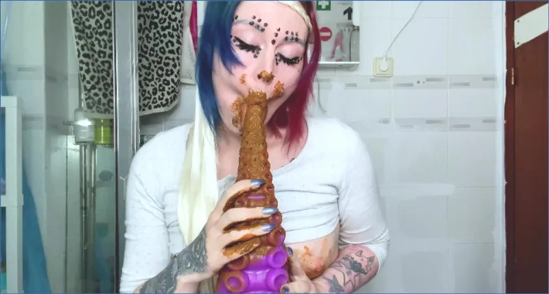 Sweet Betty Parlour smetar in sin tentakel-dildo med bajs - fetischvideo