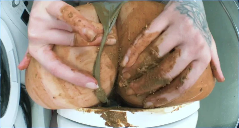 Sweet Betty Parlour plockar fram den tunga bajskanonen - fetischvideo