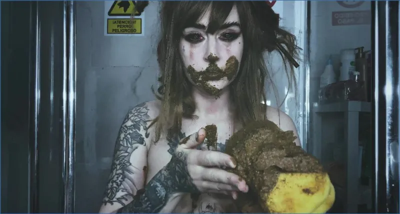 Sweet Betty Parlour bajsar i duschen - fetischvideo