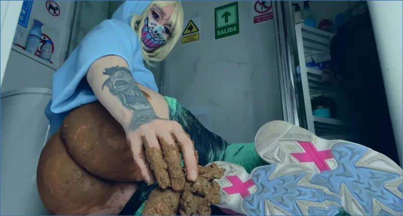 Sweet Betty Parlour bajsar tre gånger i sitt solonummer - fetischvideo