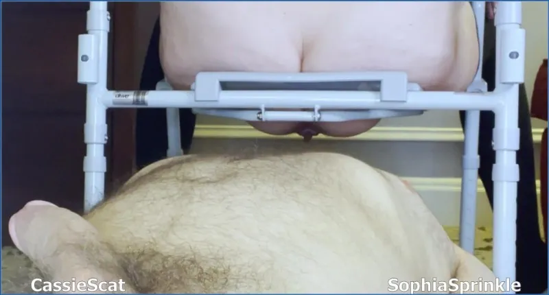 Sophia Sprinkle och en till tjej matar hungrig slav med bajs - scatvideo