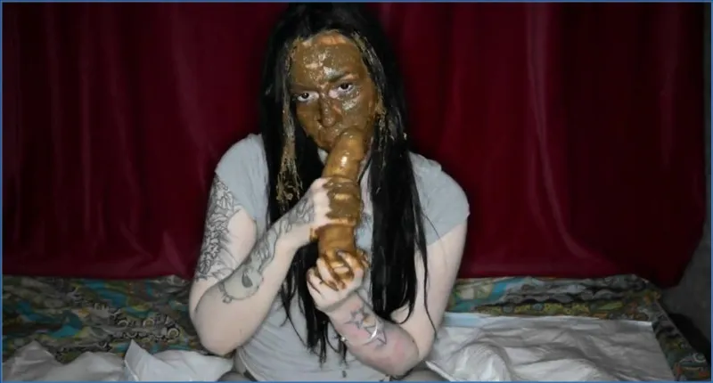 Dirty Betty smetar bajs från arslet i ansiktet och kör dildo - fetischvideo