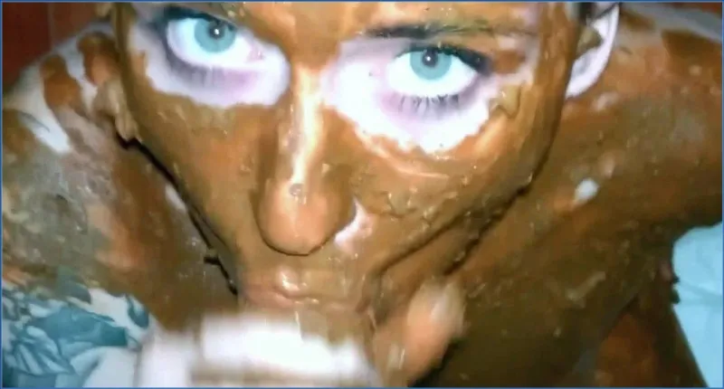 Dirty Betty suger kuk och bajsar samtidigt - fetischvideo