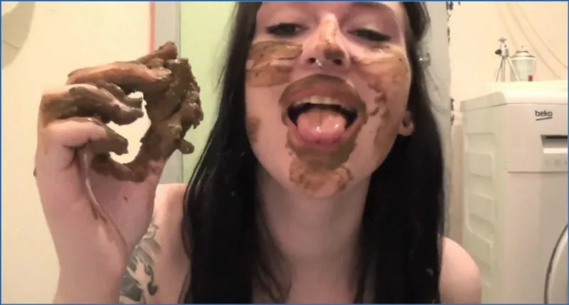 Dirty Betty gör munnen till en toalett för bajs - fetischvideo