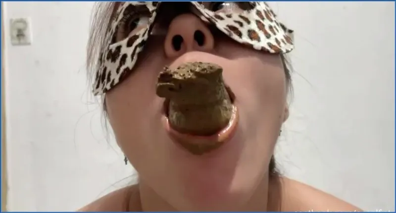 Casal Fist käkar pojkvännens bajs på nära håll - scatvideo